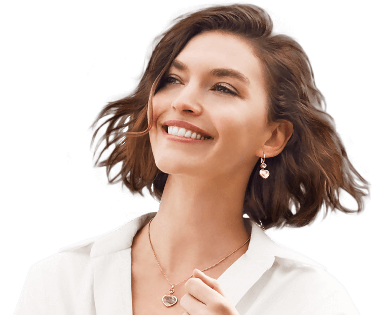 nasmejana žena sa paž frizurom